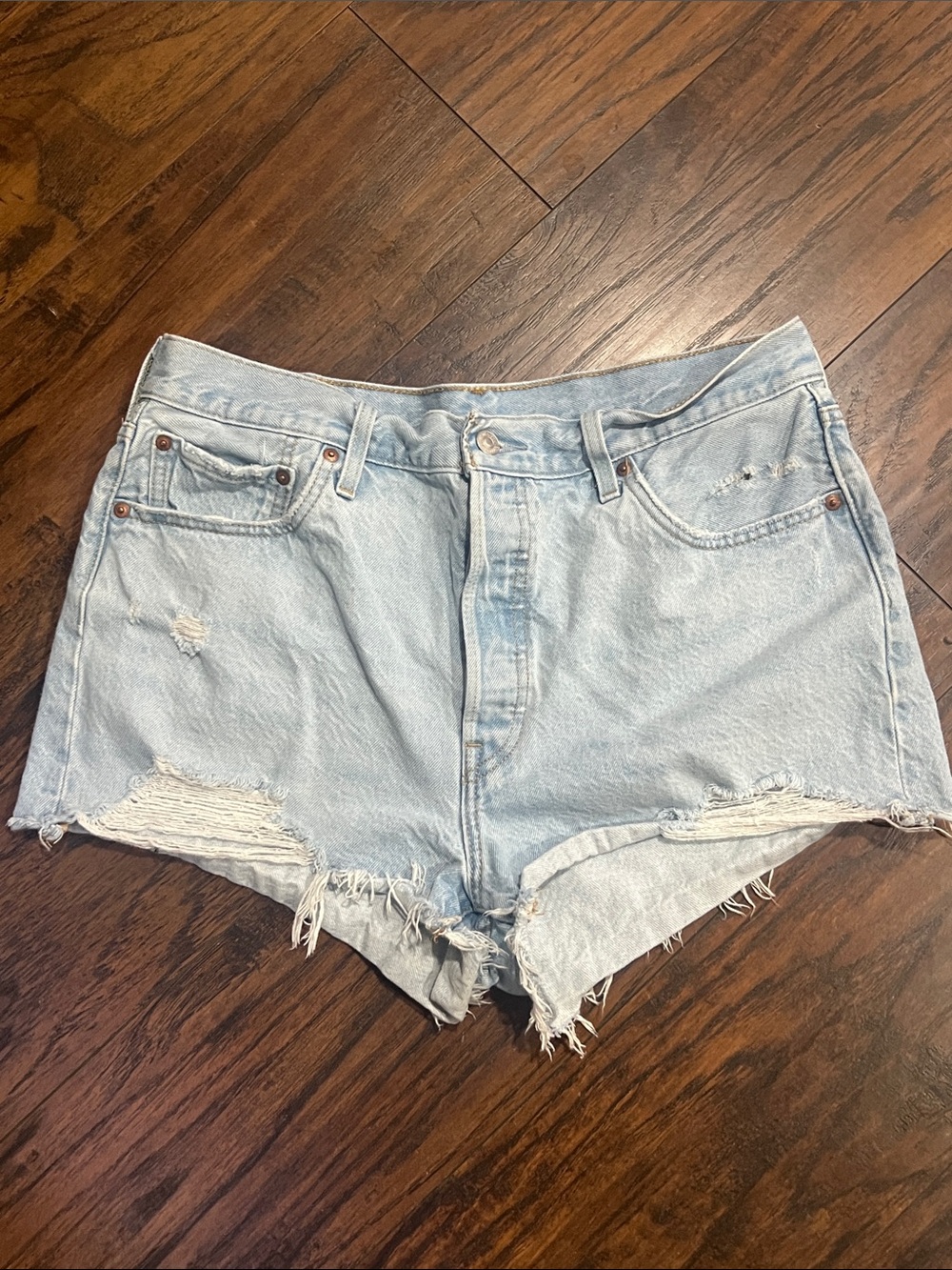 Levi’s Woman’s 501 button fly shorts light wash size W34
